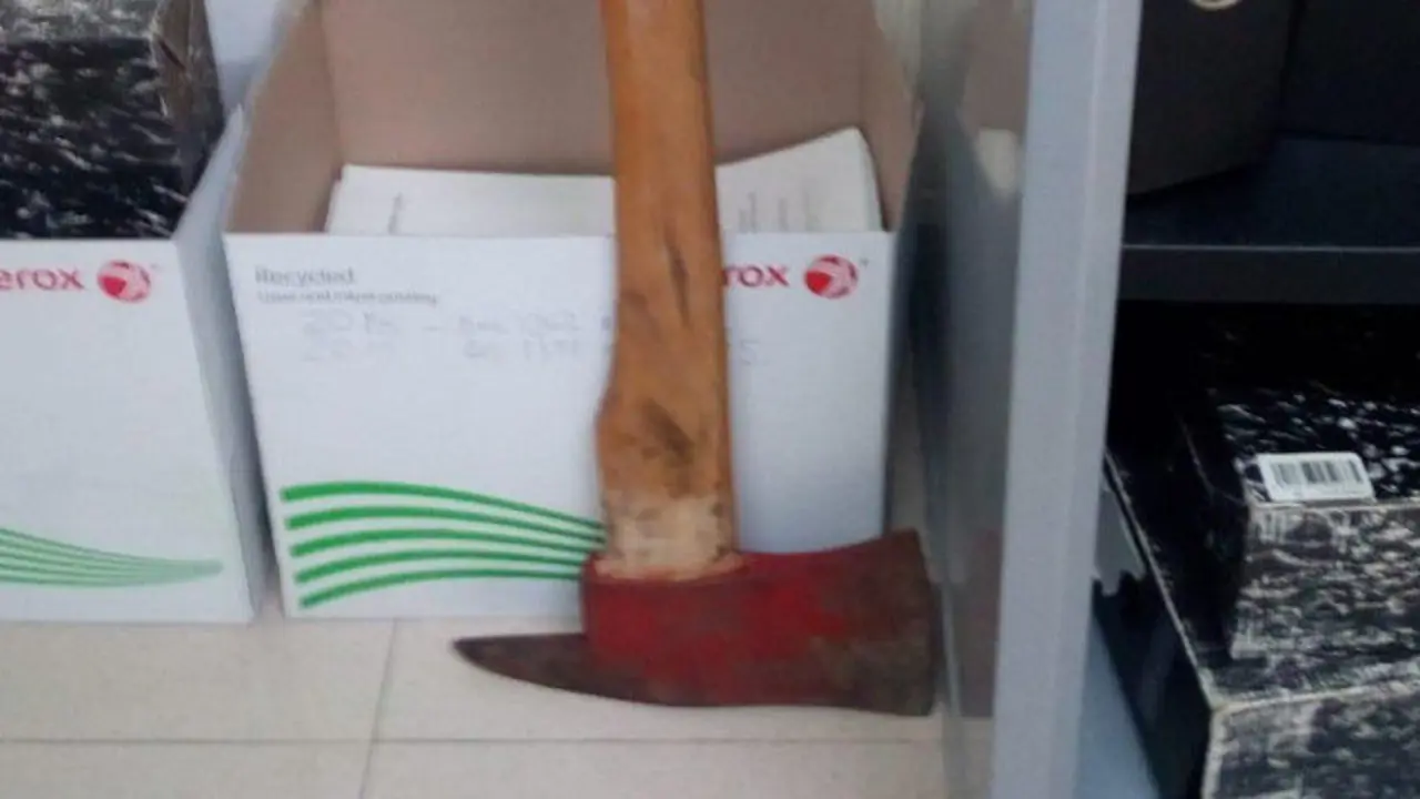 El hacha fue hallada en el maletero del turismo del denunciado. CEDIDA