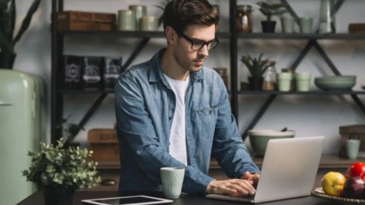 Un joven con un ordenador.
