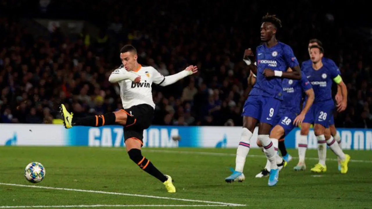 Rodrigo marcó el gol que dio el triunfo al Valencia. WILL OLIVER