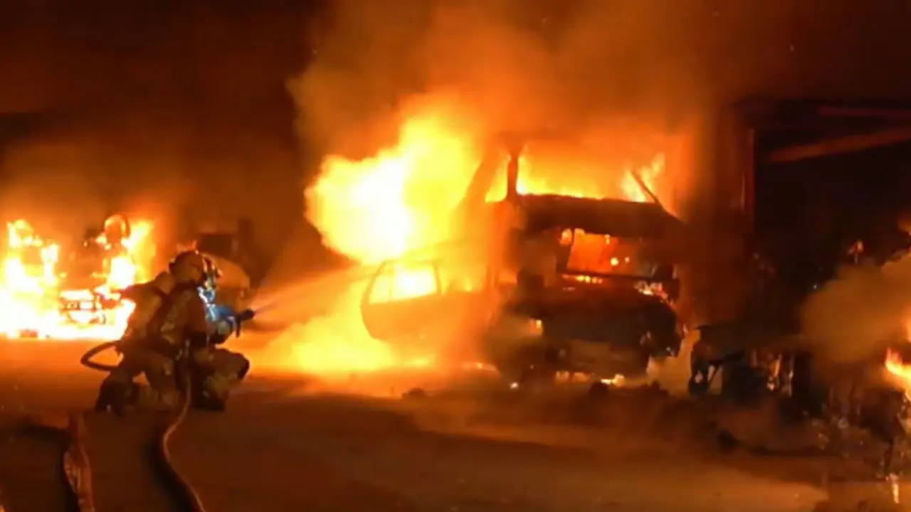 Los servicios de emergencia, trabajando sobre el fuego. TVG