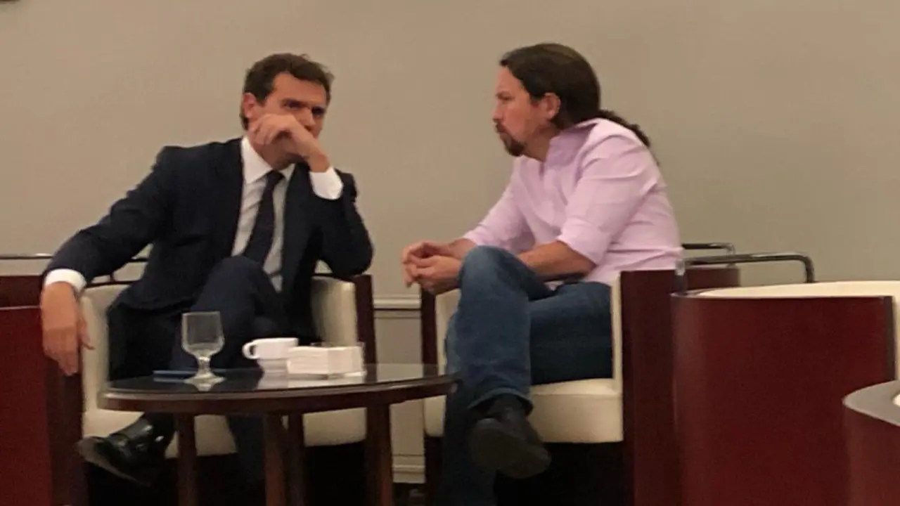 Albert Rivera y Pablo Iglesias, en la foto publicada por Óscar Puente. TWITTER