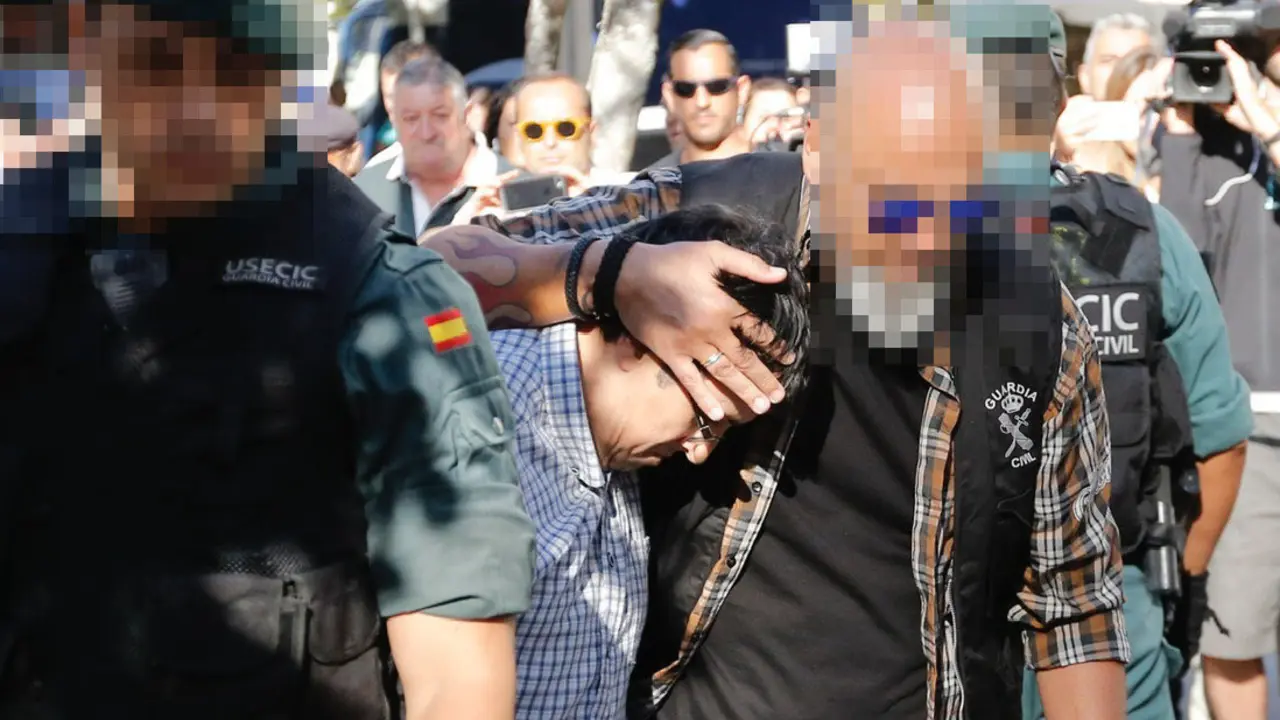 Abet, este martes, siendo conducido al interior de los juzgados de Caldas. GONZALO GARCÍA