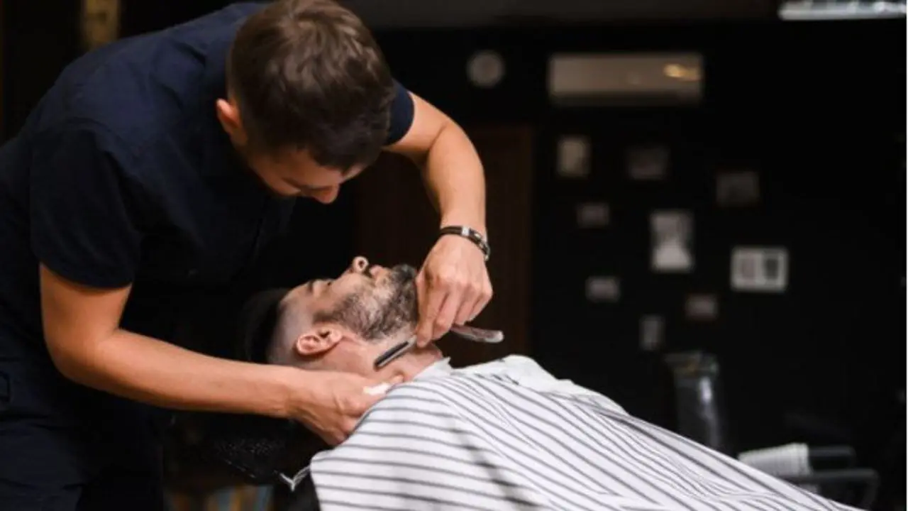 Un barbero, durante un afeitado. EP