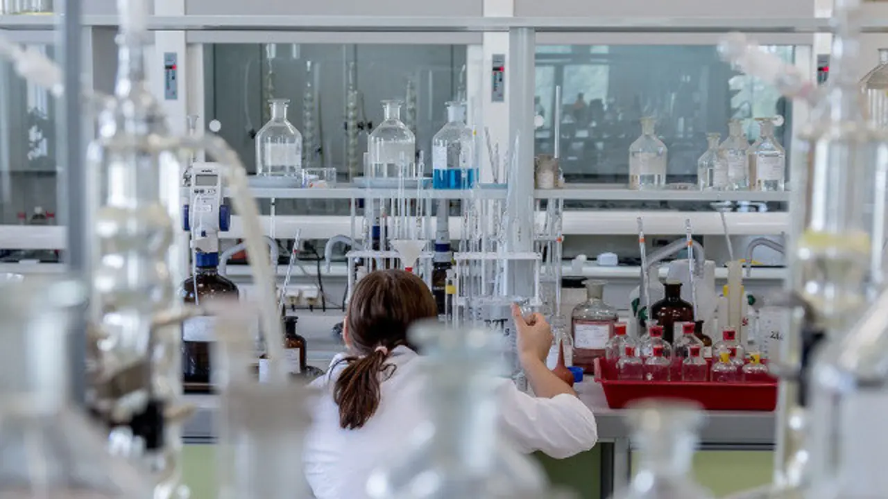 Investigadora en un laboratorio. PIXABAY