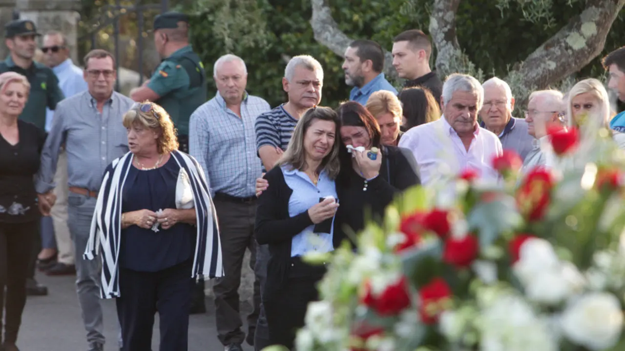 Familiares directos de las fallecidas, acompañados de sus allegados, durante las exequias celebradas en Valga. DAVID FREIRE