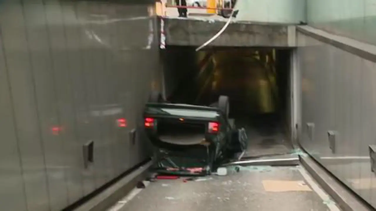 El coche volcado en una rampa en Vigo. CRTVG