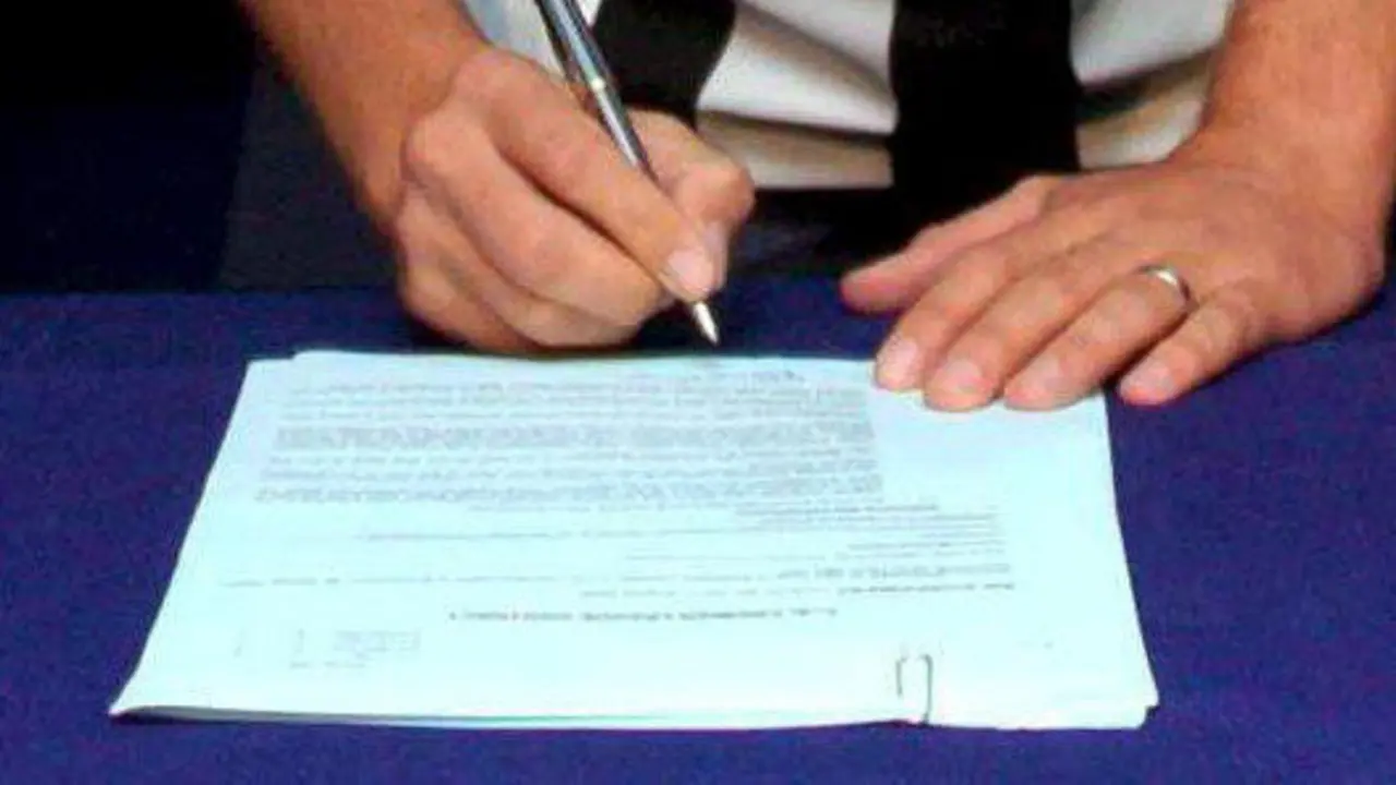 Firma de un contrato. ARCHIVO