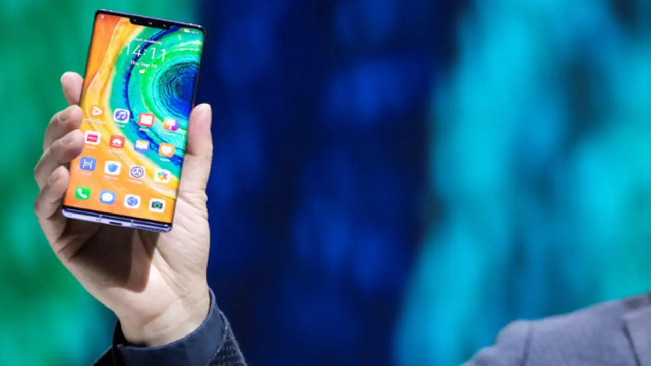 El nuevo Huawei Mate 30 Pro, en su presentaciónLUKAS BARTH-TUTTAS (Efe)