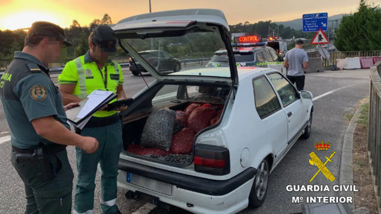 Vehículo no que se transportaba o marisco. GUARDIA CIVIL PONTEVEDRA
