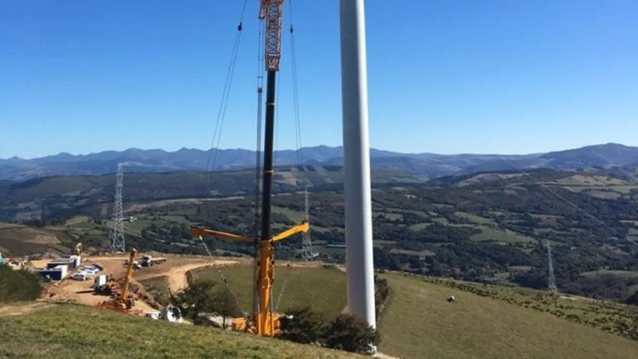 Montaje del parque eólico en O Oribio. EP