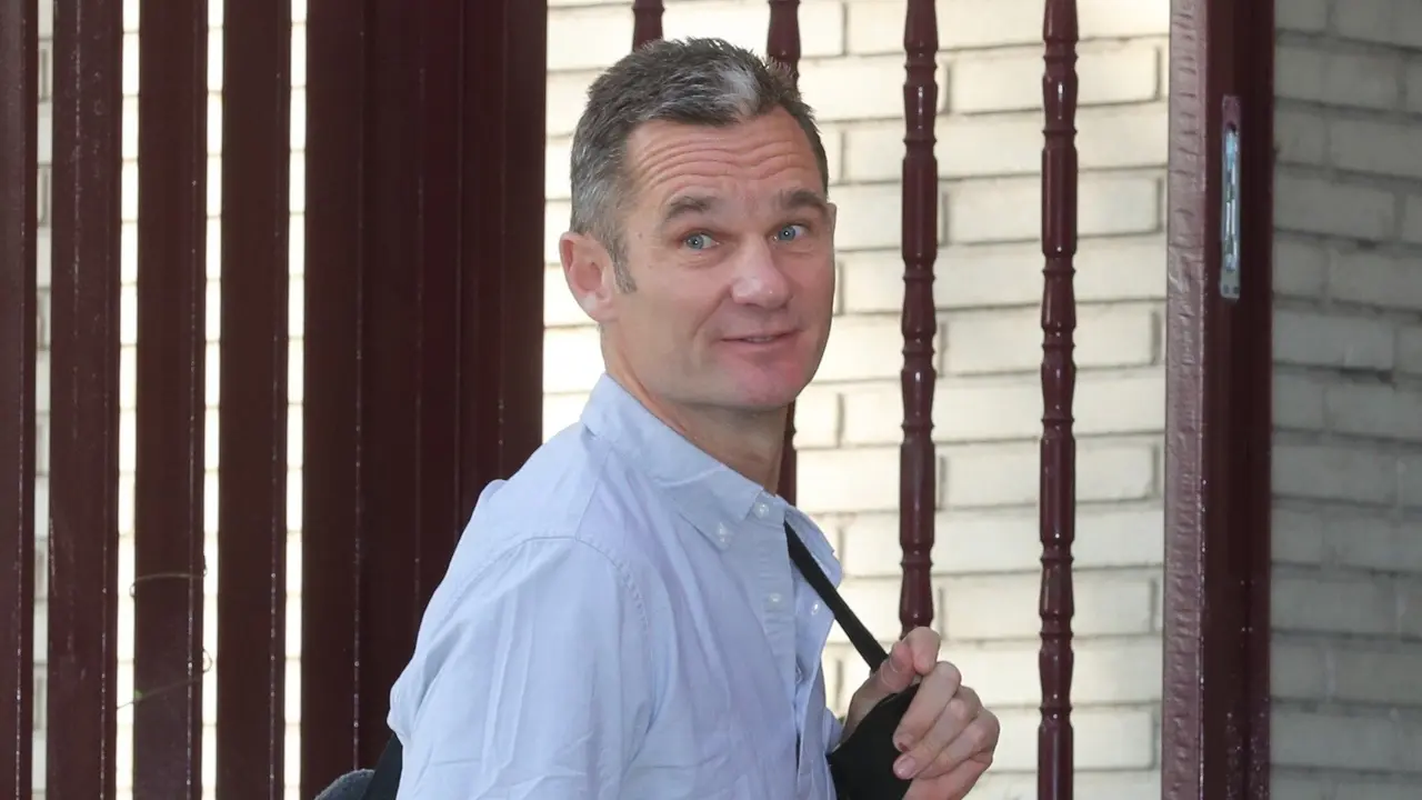 Iñaki Urdangarin, á súa chegada ao centro onde fai voluntariado. ÁNGEL DÍAZ (EFE)