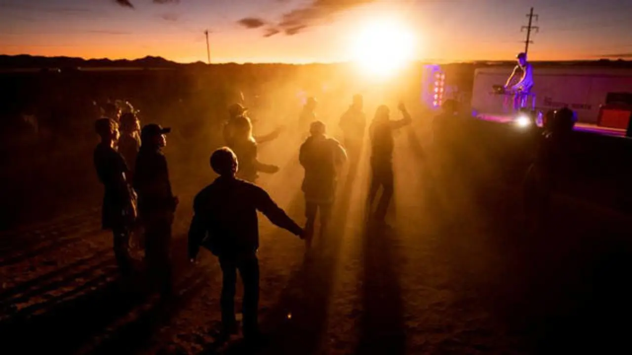 Gente congregada ante el Área 51. ETIENNE LAURENT (EFE)
