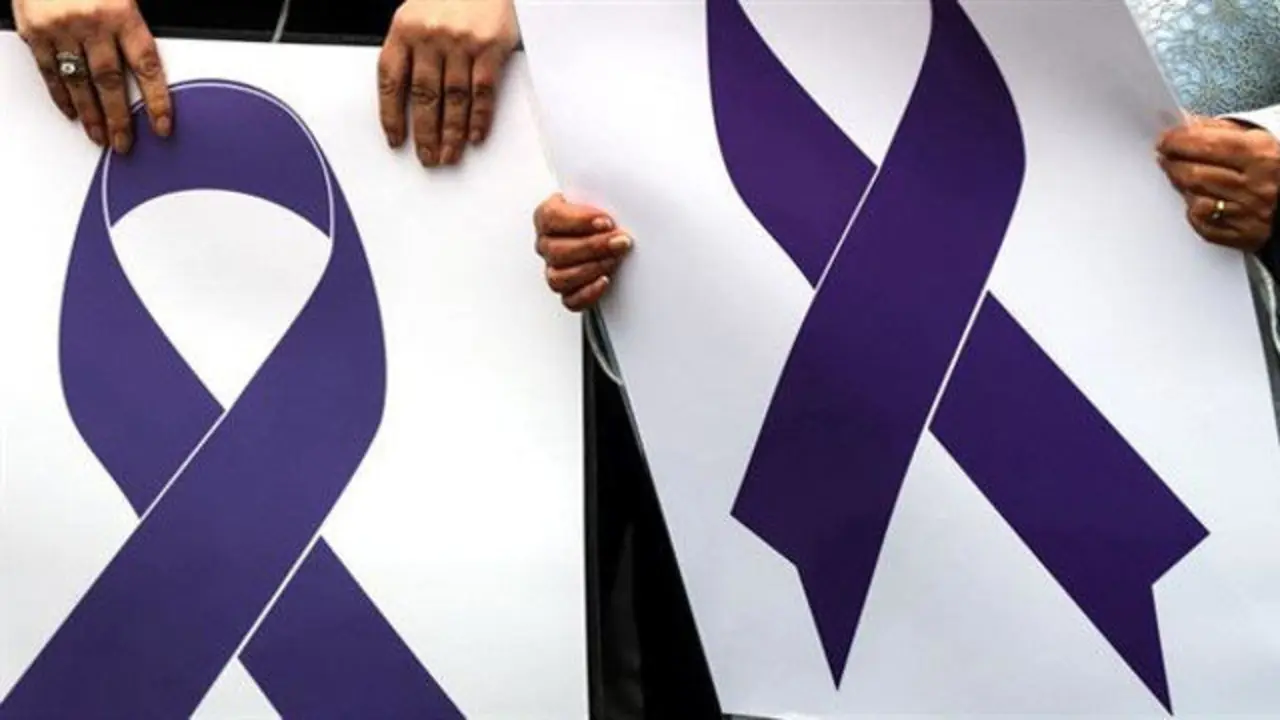 Lazos en una concentración contra la violencia de género. EFE