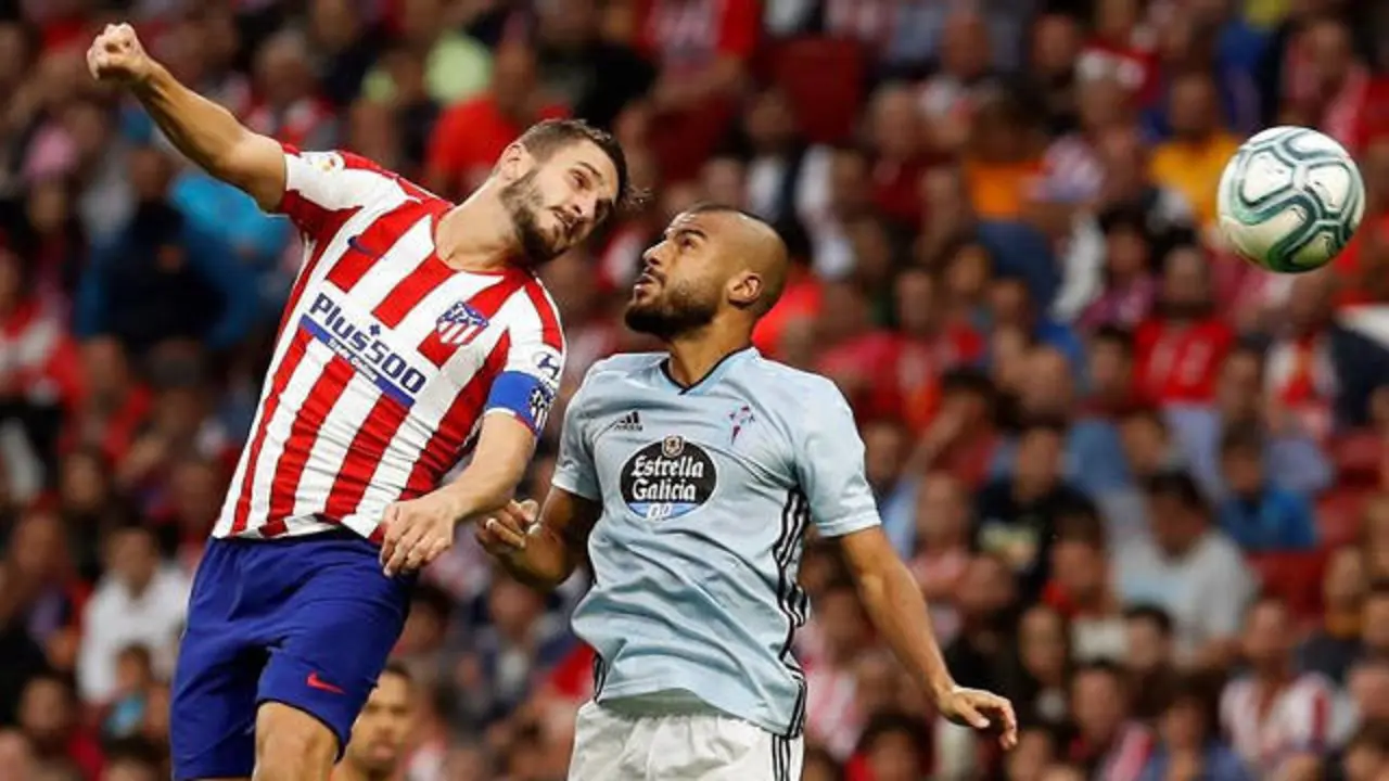 Koke y Rafinha pugnan por un balón. BALLESTEROS (EFE)