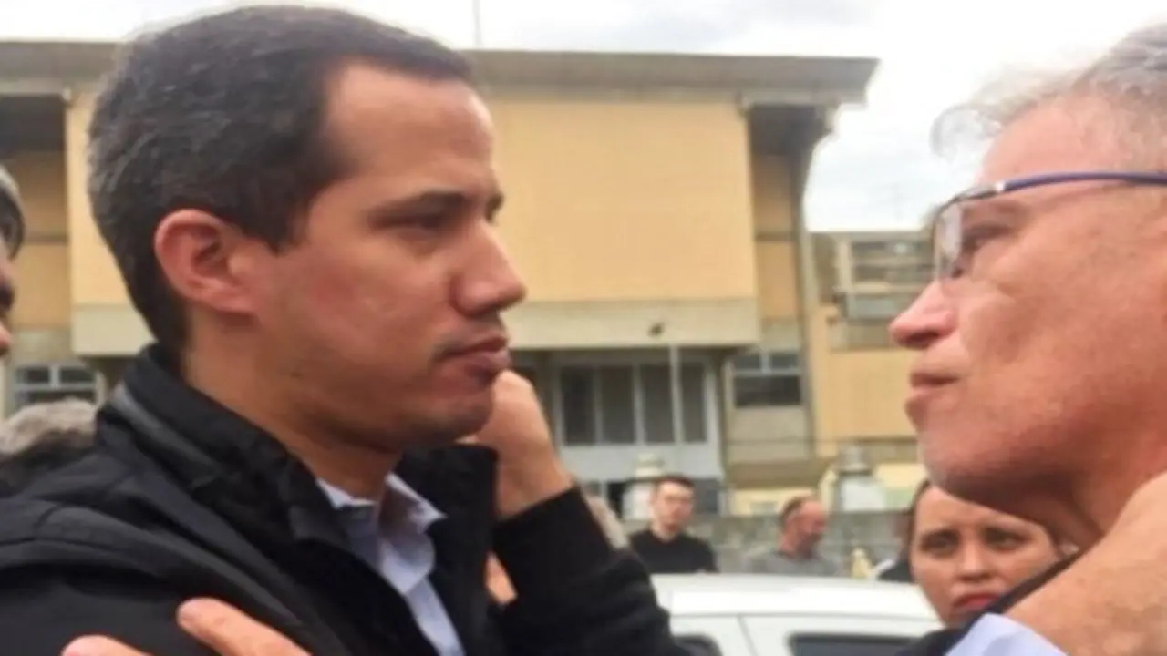 Juan Guaidó (izquierda) abraza a José Fernández, alcalde de Los Salias con raíces en Chantada. EL PITAZO