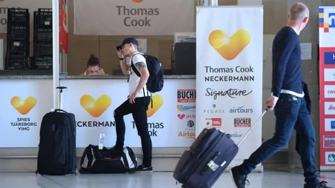 Un pasajero, en una oficina de Thomas Cook. CARLOS DE SAÁ (EFE)