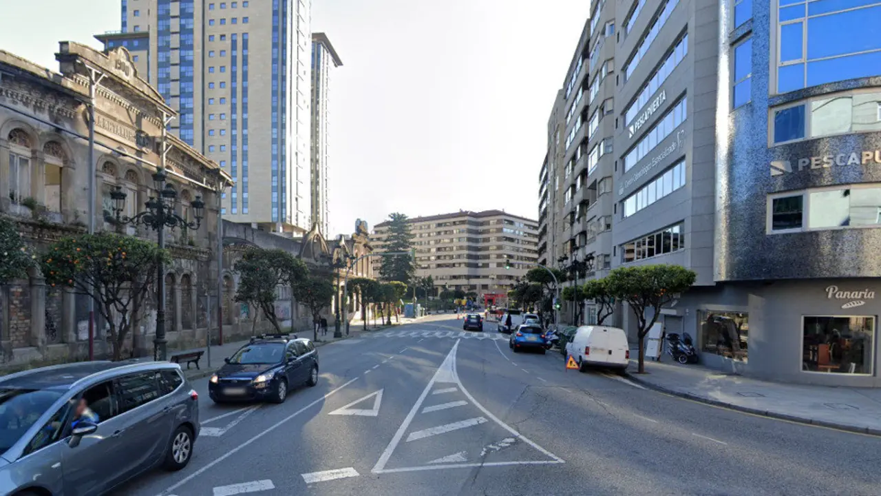 Os axentes deron o alto á muller na avenida García Barbón. GSV