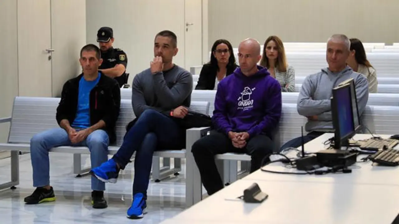 Txapote, en la derecha en la imagen, con los otros tres acusados. FERNANDO ALVARADO (EFE)