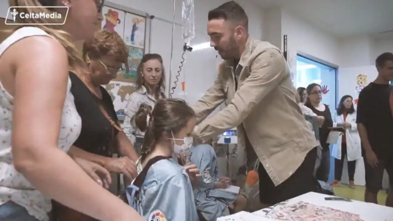 Iago Aspas, durante la visita de los celestes al hospital. TWITTER (@rccelta)
