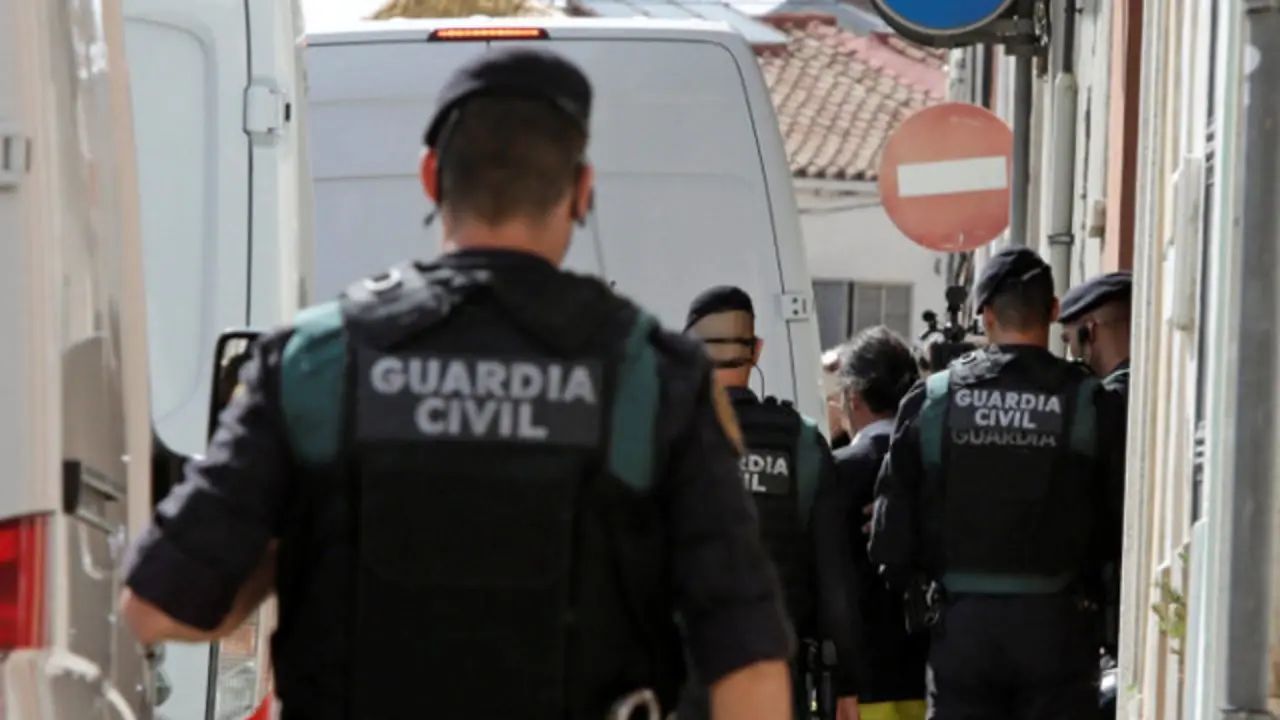 Una de las intervenciones de la Guardia Civil.SUSANNA SÁEZ (Efe)