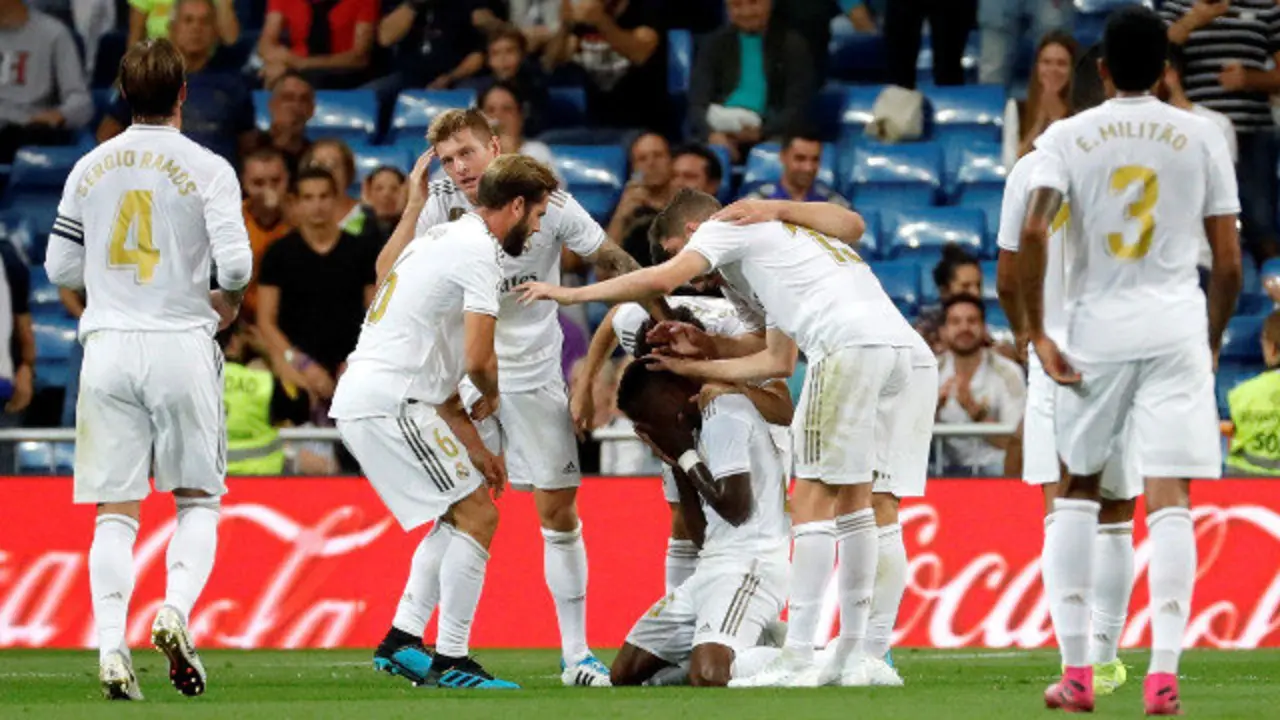 Vinicius celebra con sus compañeros su gol ante el Osasuna. JUANJO MARTÍN (EFE)