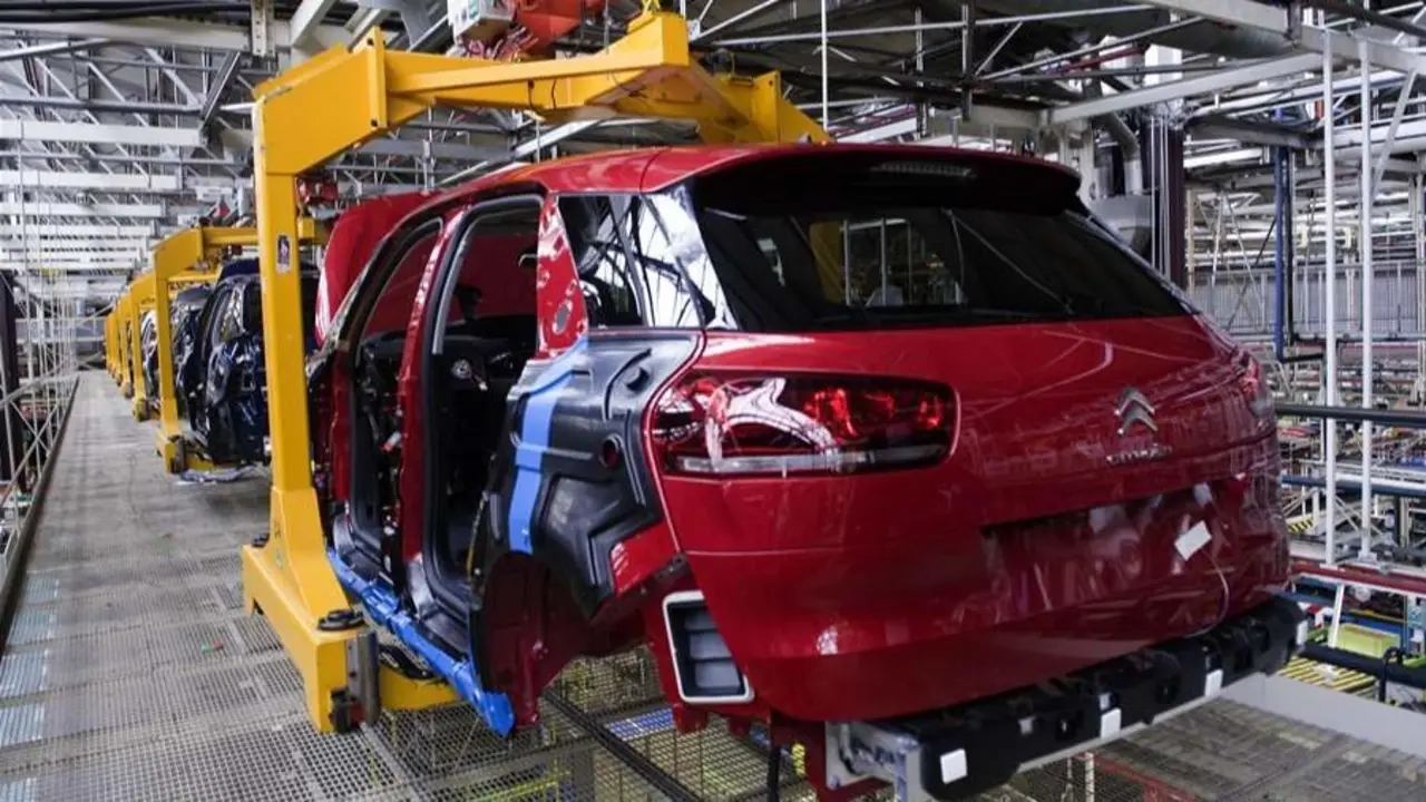 Trabajo de máquinas en la planta de PSA-Citröen en Vigo. ADP