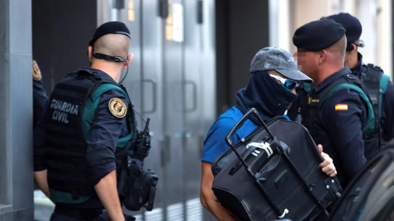 Registro en la vivienda de uno de los detenidos por terrorismo. ENRIC FONTCUBERTA (EFE)