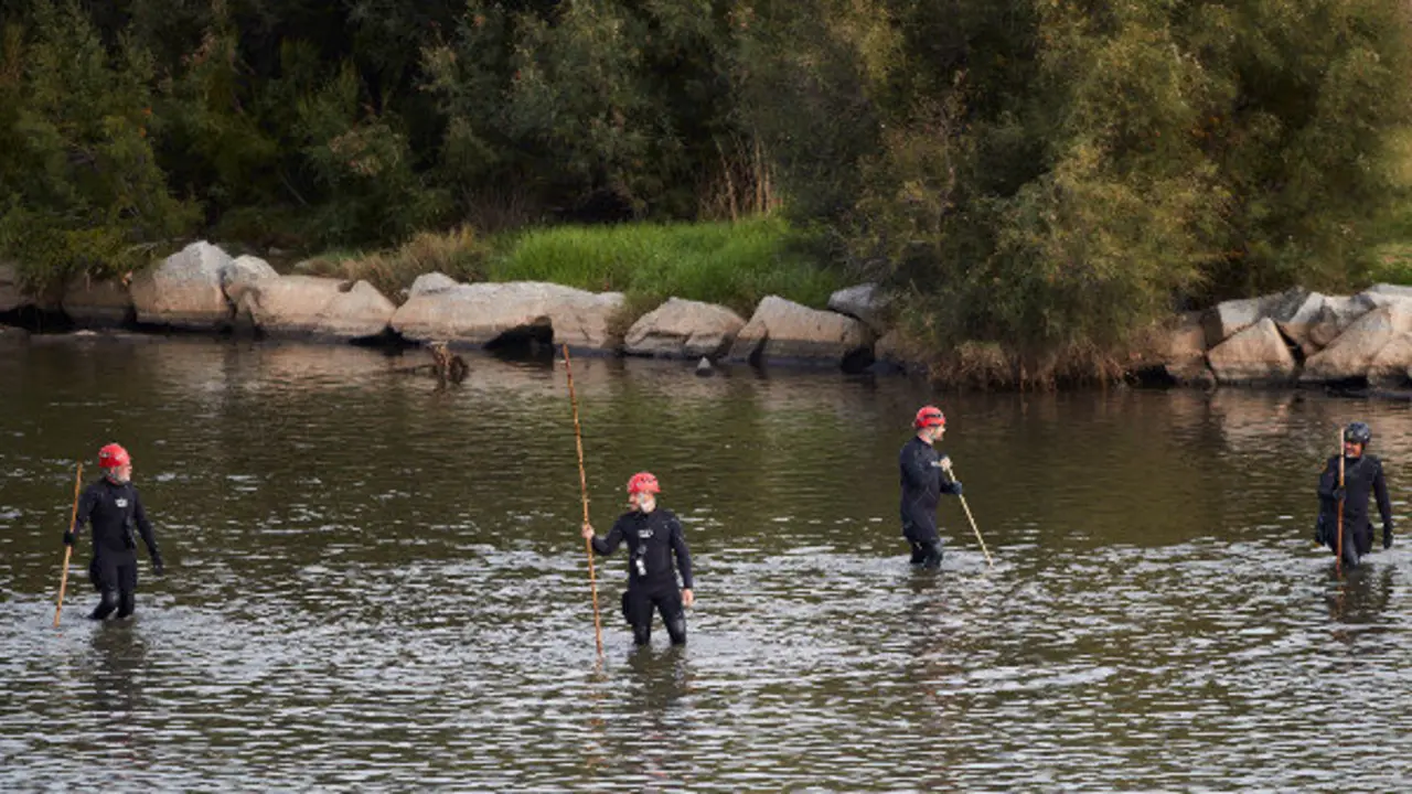 Axentes dos Mossos d&#39;Escuadra e dos Bombeiros traballan na procura do bebé. ALEJANDRO GARCÍA