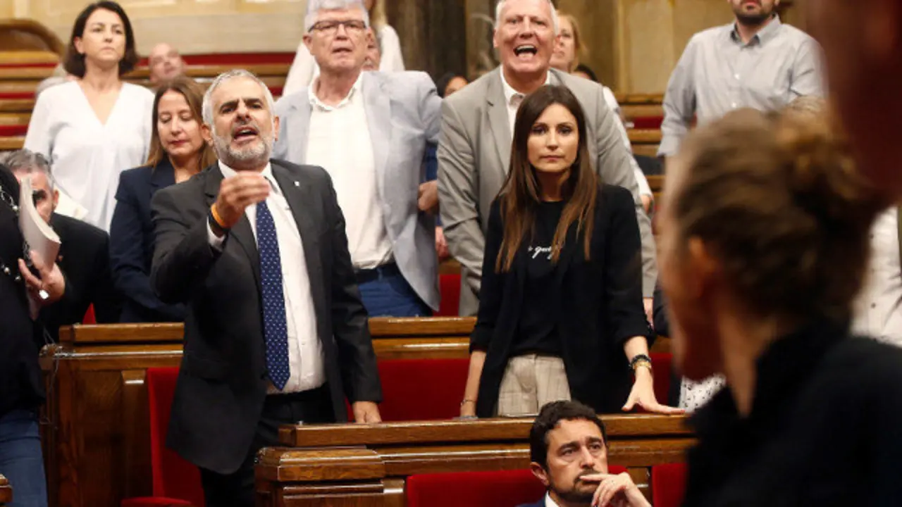 O deputado de Cs Carlos Carrizosa durante a tensa rifa no debate de política xeral no Parlament. QUIQUE GARCÍA (EFE)