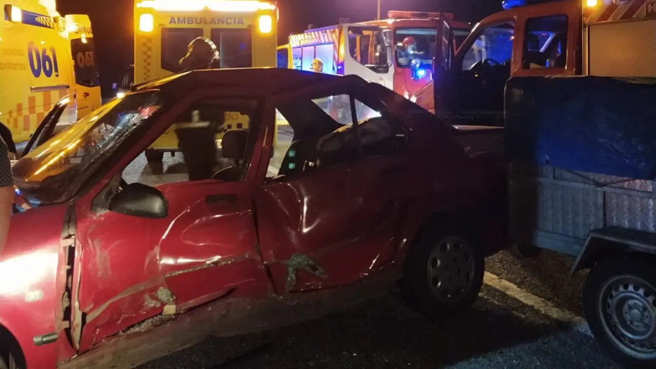 Los servicios de emergencia, junto a uno de los vehículos implicados en el siniestro. EP