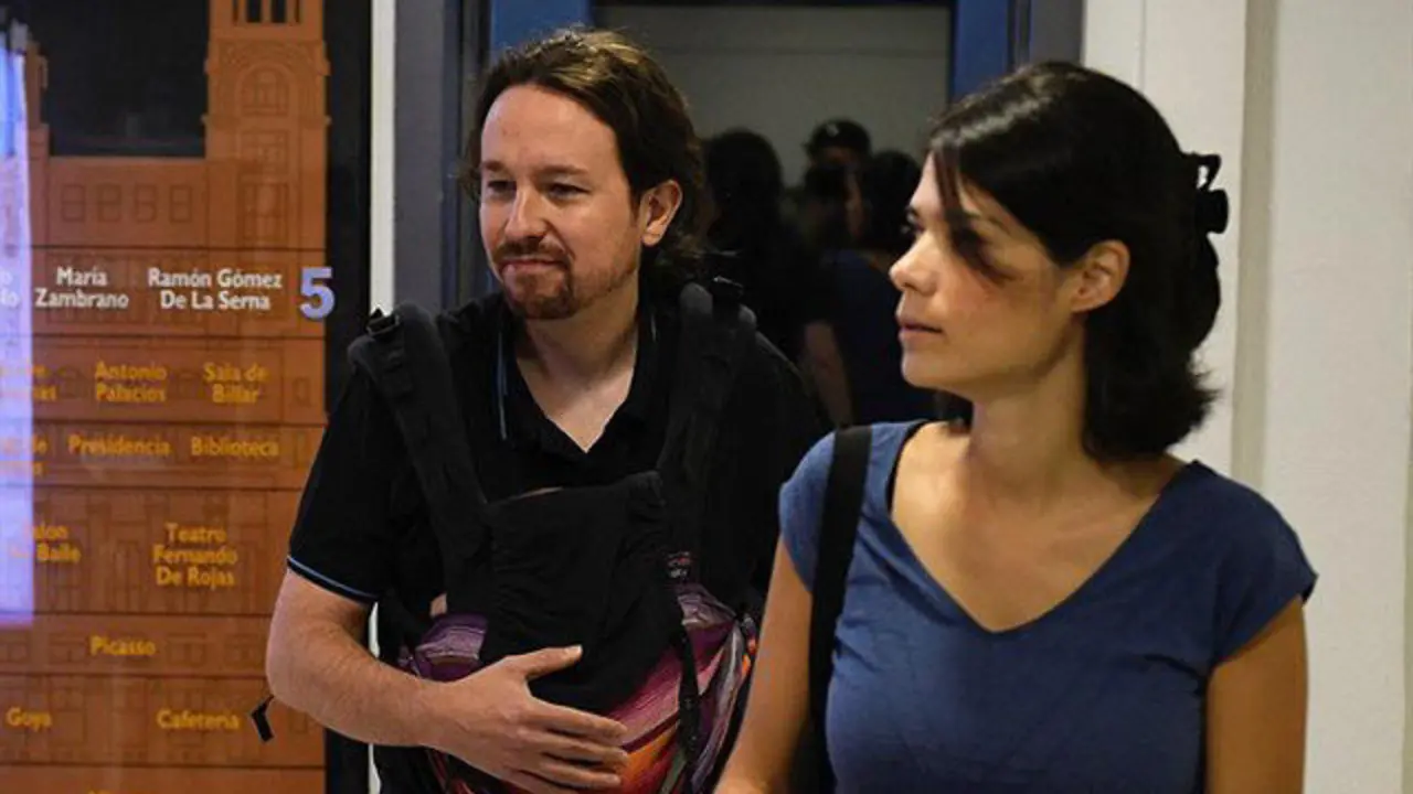 Pablo Iglesias, con su hija en brazos, e Isa Serra. VÍCTOR LERENA