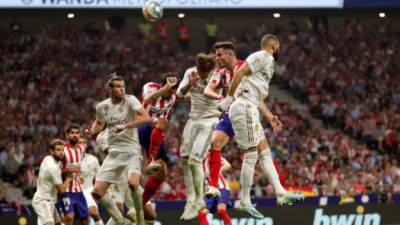 Benzema, Ramos e Bale disputan un balón con Saúl Ñíguez e Stefan Savic. JUANJO MARTÍN (EFE)