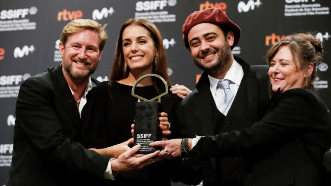 O director Paxton Winters e os produtores Marcos Tellechea, Paula Linhares e Lisa Muskat, pousan coa Concha de Ouro pola súa película, &#39;Pacificado&#39;. EFE