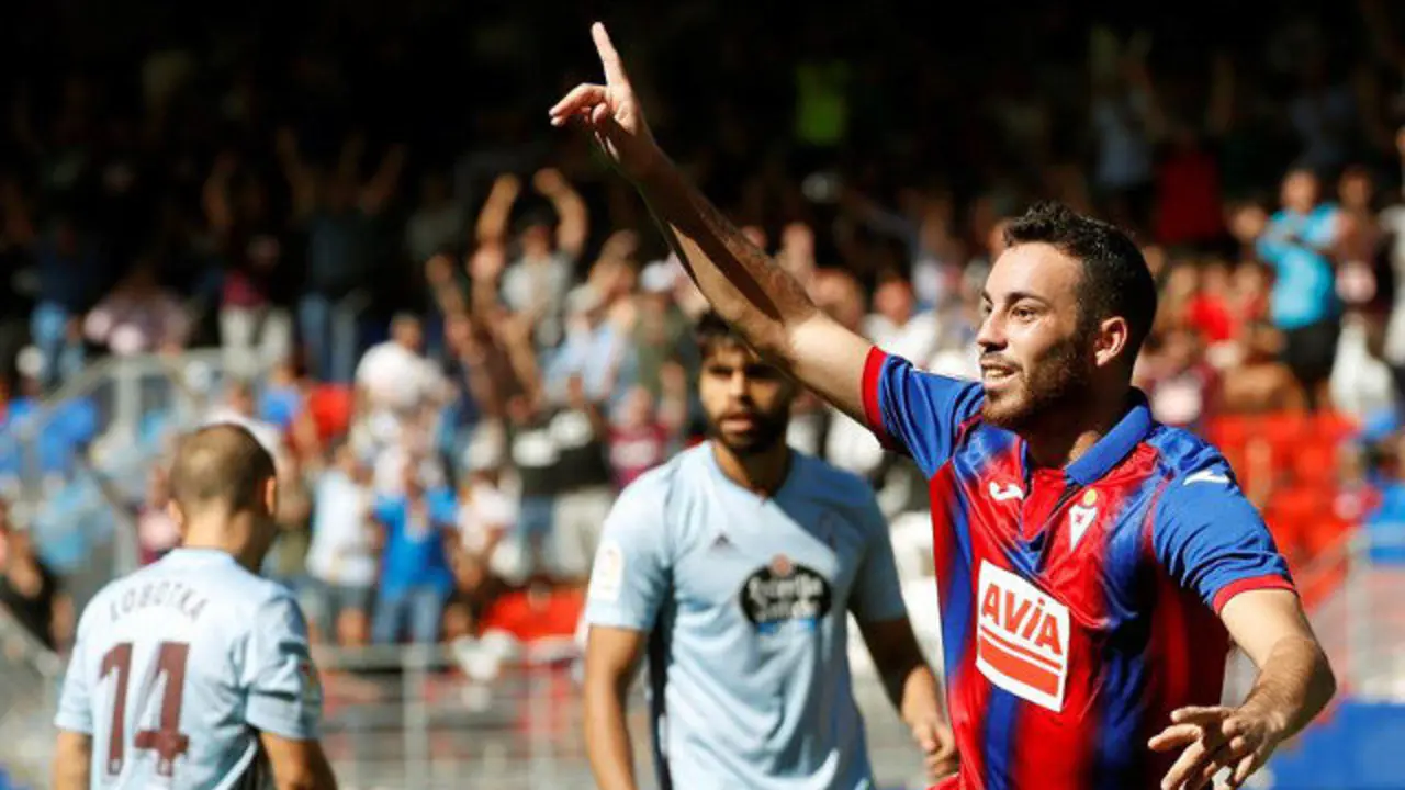 Edu Expósito celebra su gol ante el Celta. JAVIER ETXEZARRETA