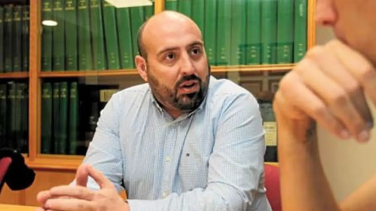 El jefe de la Brigada Central de Estupefacientes, en la redacción de Diario de Pontevedra. RAFA FARIÑA