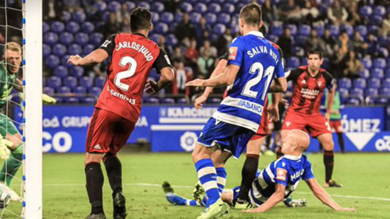 Un lance del Deportivo-Mirandés. RC DEPORTIVO