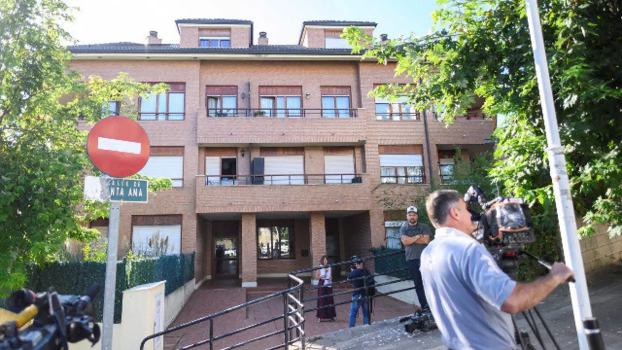 Varios periodistas frente a número 5 de la calle Santa Ana de la localidad cántabra, donde se ha producido el suceso. PEDRO PUENTE HOYOS (EFE)