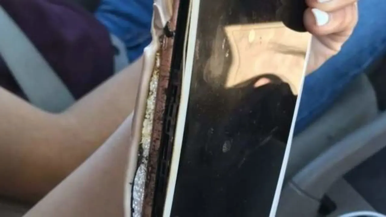 Un móvil, tras explotar. EP