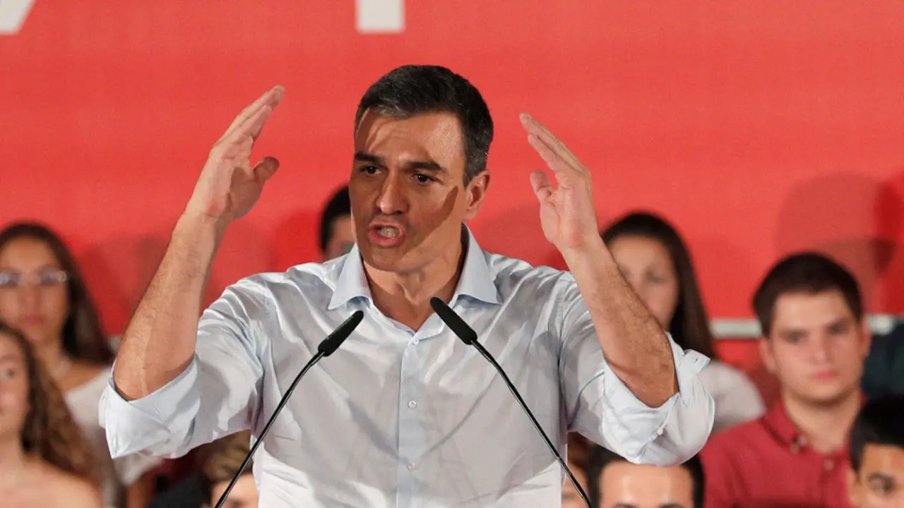 Pedro Sánchez, durante el mitin celebrado en Valencia. JUAN CARLOS CÁRDENAS (EFE)