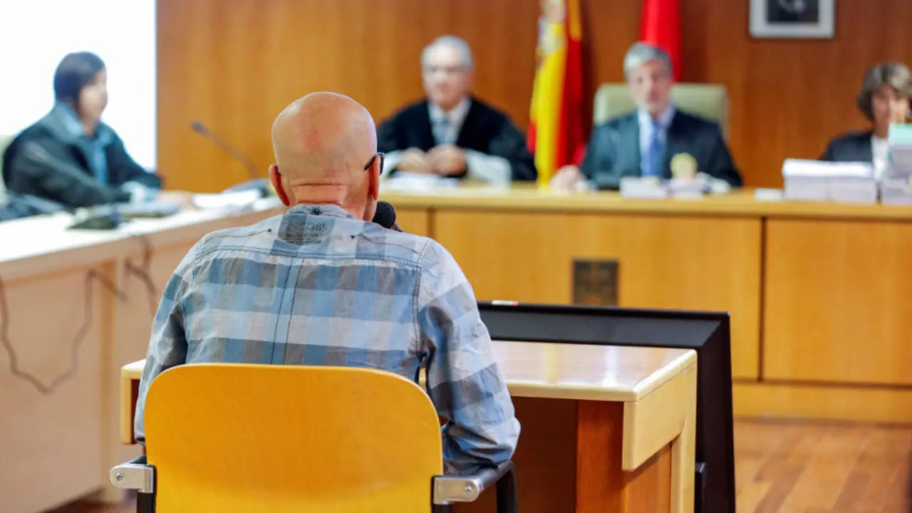 Pedro Luis Gallego, el violador del ascensor, durante el juicio. EMILIO NARANJO (EFE)