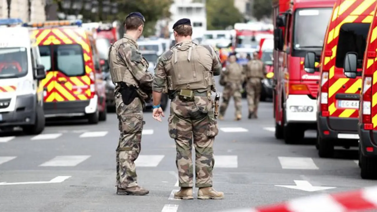 Dos militares custodian el perímetro de seguridad tras el ataque.IAN LANGSDON (Efe)