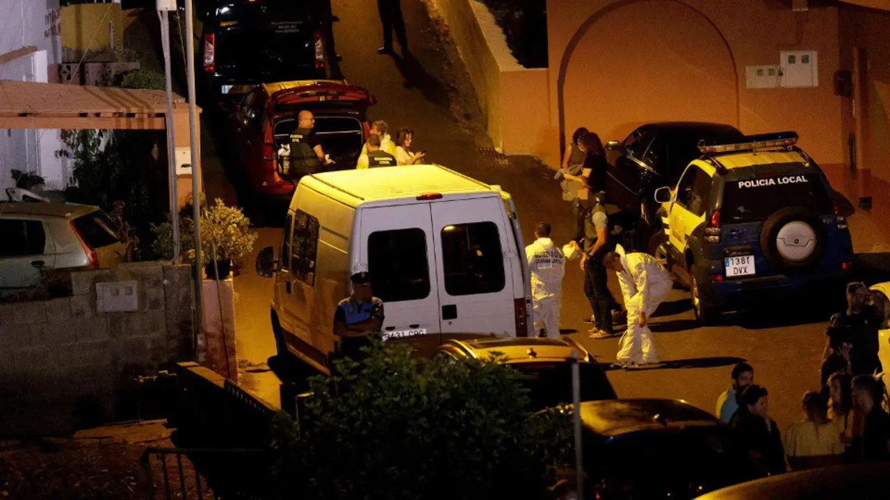 Efectivos de Guardia Civil y la Policía Local en la vivienda del Camino Los Barriales donde se encontraron los cuerpos. RAMÓN DE LA ROCHA (EFE)