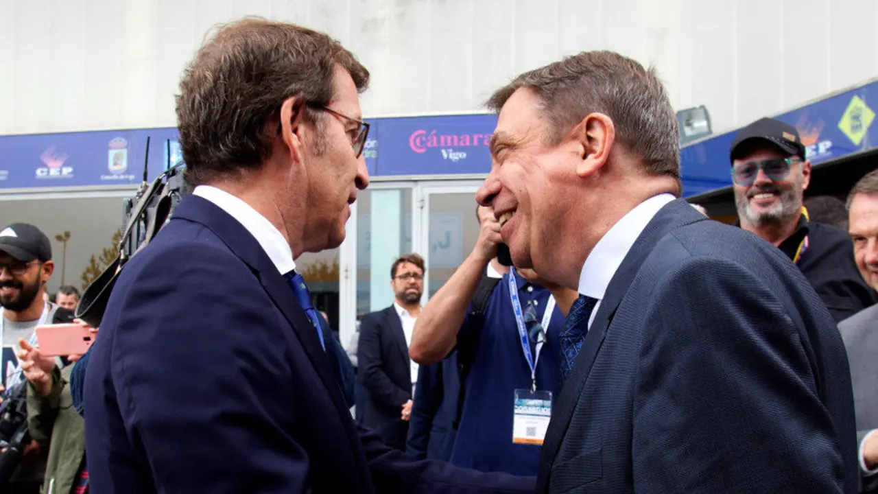 El ministro Luis Planas saluda a Alberto Núñez Feijóo en la inauguración de Conxemar. SALVADOR SAS (EFE)