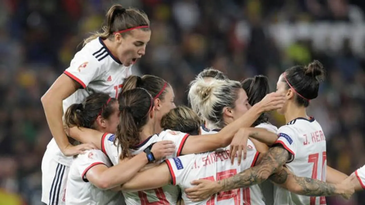 Las jugadoras de la selección celebran un gol. CABALAR (EFE)