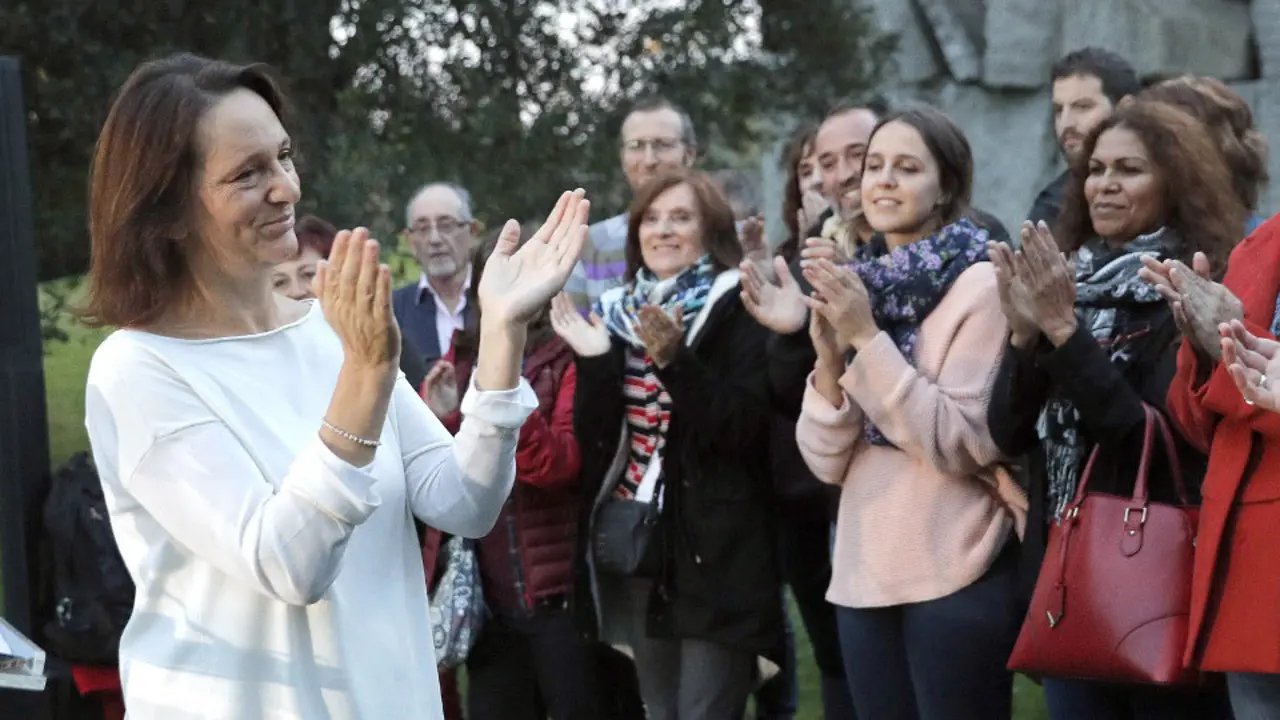 Carolina Bescansa, junto a su equipo de trabajo antes de conocer los resultados de las primarias de Podemos Galicia de 2018.LAVANDEIRA JR (Efe)