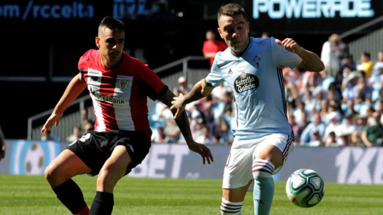 Iago Aspas disputa el balón con el jugador del Athletic de Bilbao Daniel García durante el partido de este domingo. SALVADOR SAS (EFE)