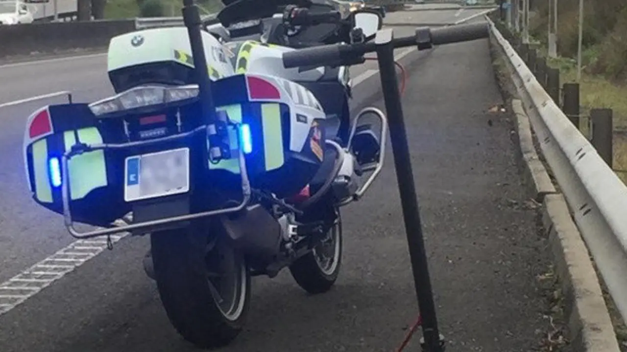 El patinete intervenido por la Guardia Civil en la AP-9 a la altura de Pontevedra. GUARDIA CIVIL