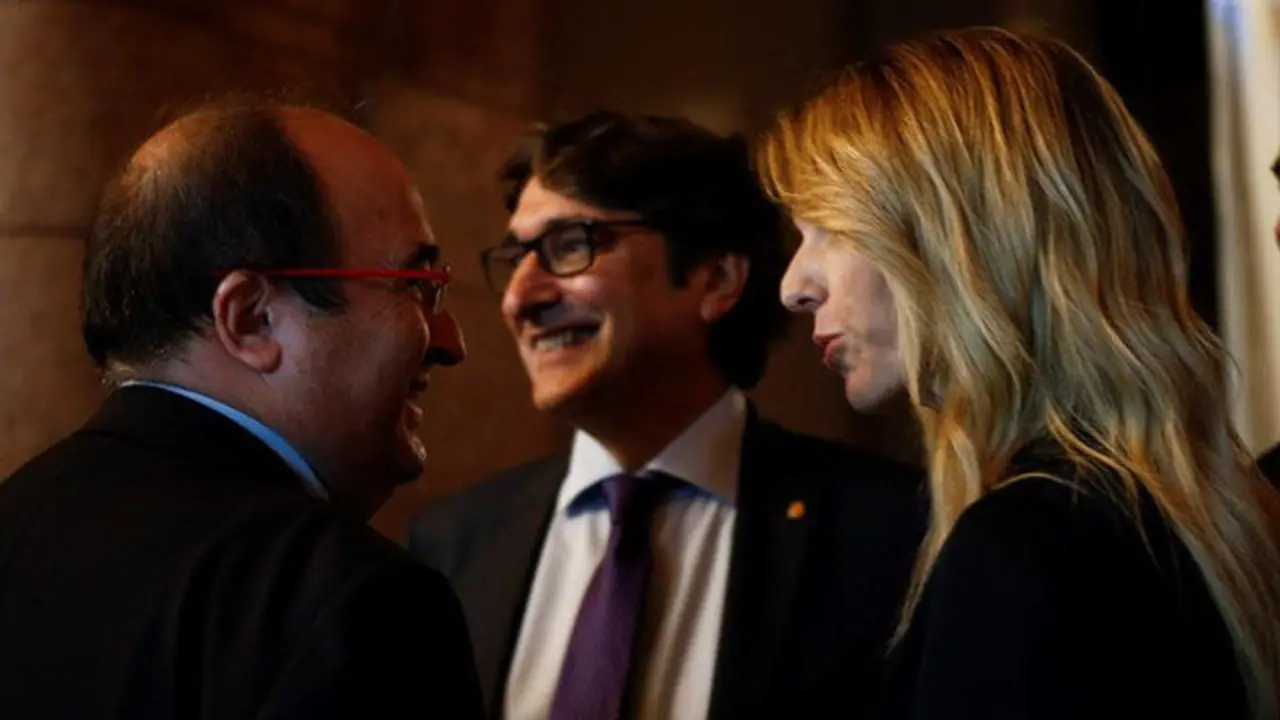 Miquel Iceta (i) conversa en los pasillos del Parlament con Cayetana Álvarez de Toledo. QUIQUE GARCÍA