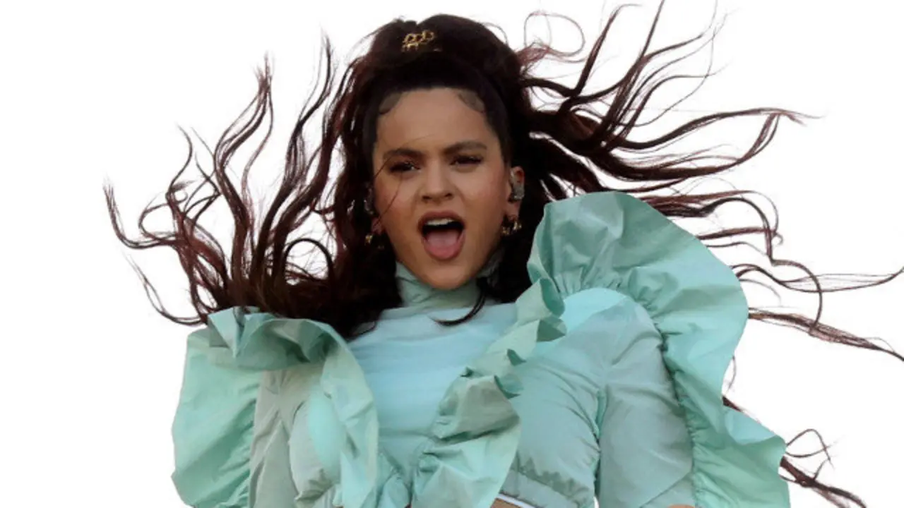 Rosalía durante un concerto. KIKO HUESCA (EFE)