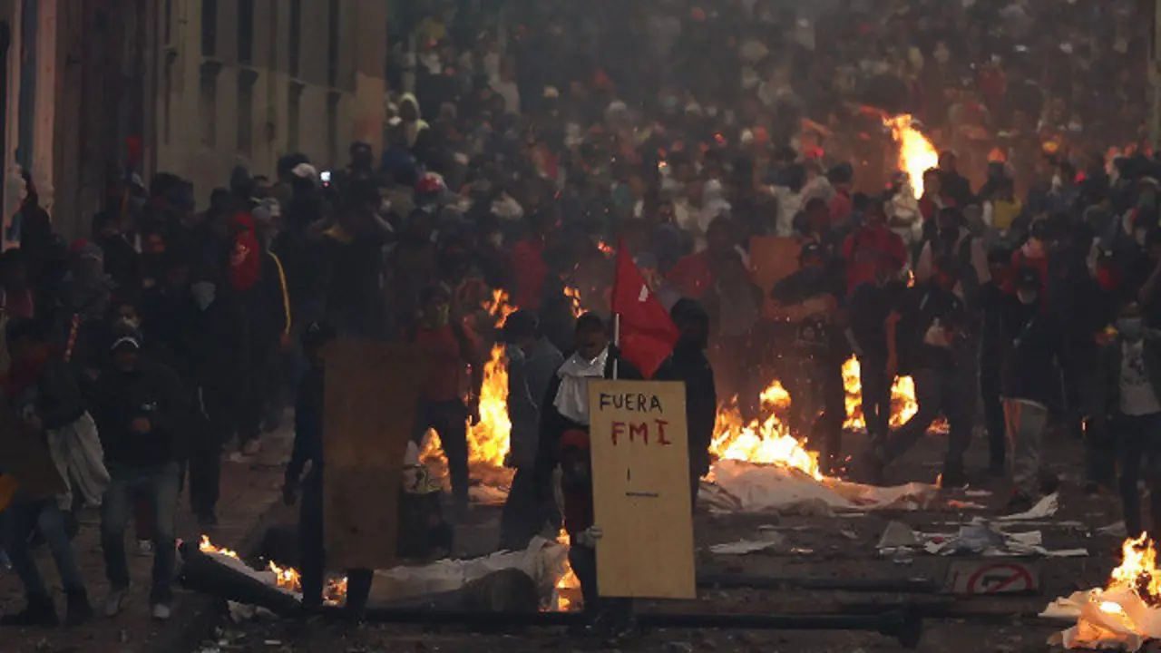 Manifestantes se enfrentan con las autoridades en Quito en los actos de protesta contra las medidas del Gobierno. EFE